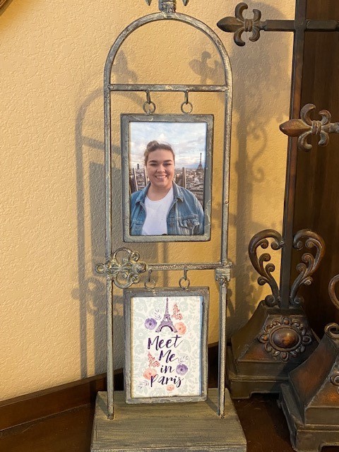 Picture of a special photo frame for travel to Paris.